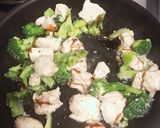鶏ムネとブロッコリーの塩麹オイスター炒め作り方4写真