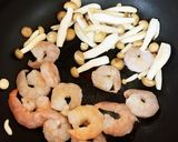 5分で完成！醤油レモンのエビしめじ炒め！作り方1写真
