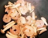 5分で完成！醤油レモンのエビしめじ炒め！作り方2写真
