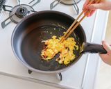 ワンパンで!新玉ねぎとセロリの焼ビーフン作り方4写真