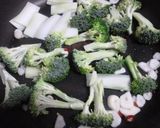 ブロッコリーのペペロンチーノ♪作り方3写真