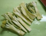 簡単！ブロッコリーの茎とサラダチキン炒め作り方1写真