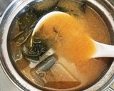 じゃがいもと新玉ねぎとワカメの味噌汁作り方7写真