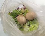 市販の味付け玉子とレタスの簡単サラダ作り方3写真