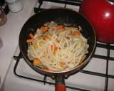 辛ウマ♪キムチ入り☆赤い焼きうどん作り方3写真
