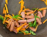 うどんアレンジ♪焼肉だれのナポリタン風作り方1写真