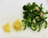簡単つまみ！鶏皮とピーマン炒め作り方2写真