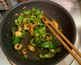 簡単つまみ！鶏皮とピーマン炒め作り方5写真