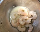 むきエビと水菜の塩麹炒め作り方1写真