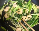 むきエビと水菜の塩麹炒め作り方2写真