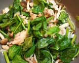 鶏肉とほうれん草としめじのトマト煮作り方4写真