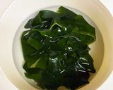 ごま油香る♡トマトわかめサラダ作り方1写真