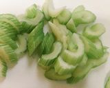 セロリと牛肉のレモンカレー炒め作り方1写真