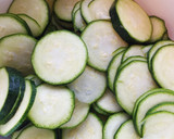 ズッキーニと玉ねぎの野菜炒め作り方1写真