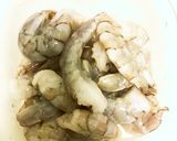 エビとアスパラのハワイアン炒めキウイのせ作り方1写真