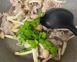 豚肉とシメジのバジルコンソメ炒め作り方3写真