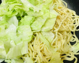 お手軽おやつ焼きそば●レタスの焼きそば作り方1写真