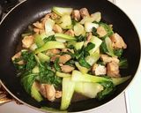 鶏もも肉とチンゲンサイの炒め物♪簡単♪作り方3写真