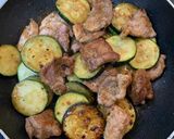 厚切り豚肉とズッキーニのバタポン炒め作り方5写真
