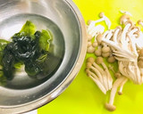 簡単・しめじと豆腐とワカメのお味噌汁作り方1写真