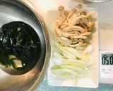 ヘルシーしめじとネギとワカメのお味噌汁作り方1写真