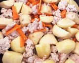 じゃがいもとさつまいもとひき肉の甘辛炒め作り方3写真