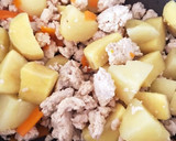 じゃがいもとさつまいもとひき肉の甘辛炒め作り方4写真
