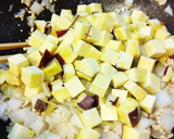 鶏挽き＆さつまいも＆たまねぎ炒め。作り方5写真