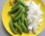 豚こまとスナップエンドウの生姜焼き♪作り方1写真