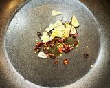 豚とエリンギの旨辛バター醤油パスタ作り方1写真