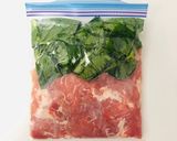 【下味冷凍】豚こま肉と小松菜のめんつゆ煮作り方2写真