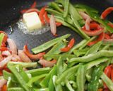大量消費にピーマンと赤ソーセージの炒め物作り方3写真
