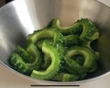 ボリューム満点♪ゴーヤと豚肉の味噌炒め作り方1写真