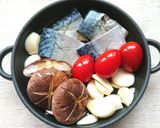 サバと椎茸とトマトとにんにくのアヒージョ作り方2写真