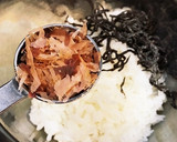 旨味たっぷり☆かつおと昆布のおにぎり作り方2写真
