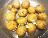 新じゃがDEにんにく味噌の煮っころがし♪作り方1写真