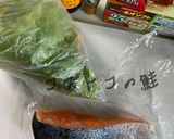レタスと鮭のバタぽん炒め作り方1写真