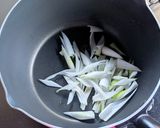 温泉卵とフライドオニオンの味噌汁作り方2写真