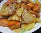 簡単調理！鮭とじゃがいもバタポン炒め作り方5写真