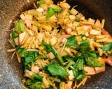 水菜とえのき茸のチーズオムレツ *☻*作り方1写真