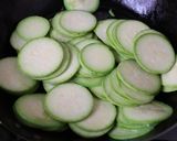 簡単♪ズッキーニの醤油柚子こしょう炒め作り方1写真