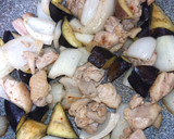 鶏もも肉となすと玉ねぎの甘辛炒め作り方3写真