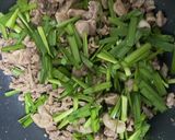 しょうゆ麹で豚こま肉ニラ炒め作り方3写真
