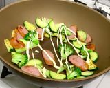 余り野菜とフランクの醤油マヨ炒めチーズ乗作り方3写真