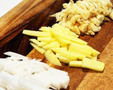 大根とじゃがいもと油揚げの味噌汁作り方1写真