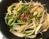 場違いな物が入ってる普通の野菜炒め作り方2写真