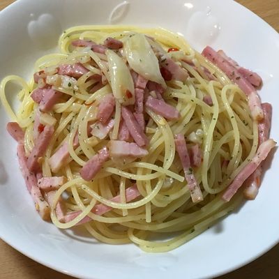 ベーコンとにんにくのペペロンチーノ by かいこくわた 【クックパッド