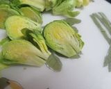鶏もも肉と芽キャベツの塩麹炒め作り方1写真