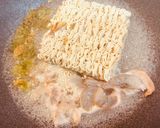 🦐エビ殻出汁で🦐エビマヨ袋麺焼きそば作り方3写真