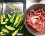 豚肉ときゅうりのガリ塩炒め。作り方1写真